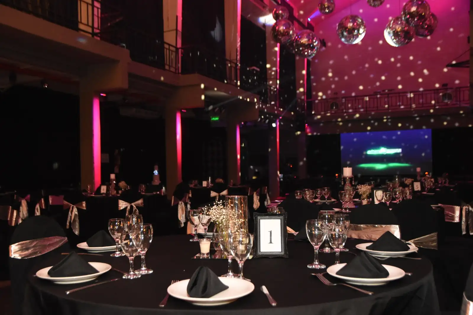 DJ profesional en consola con luces de colores